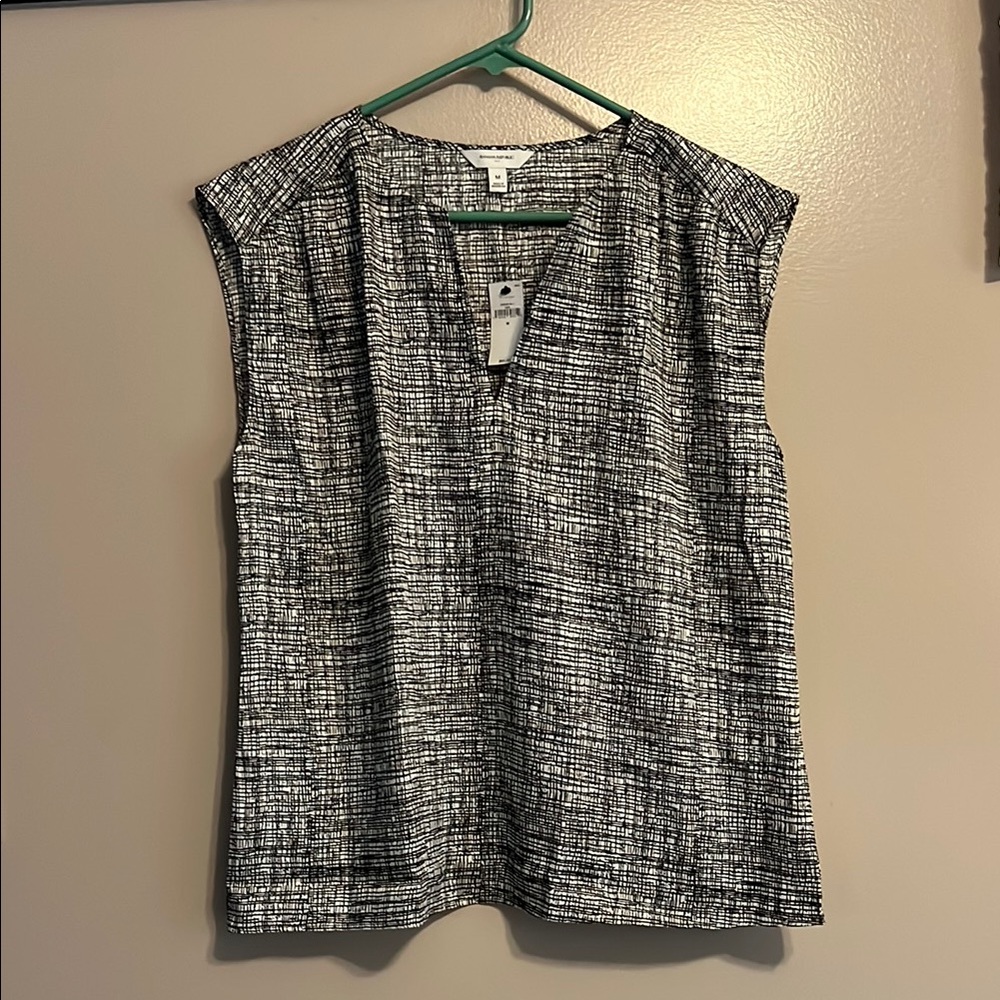 Women's Black and White Sleeveless Top